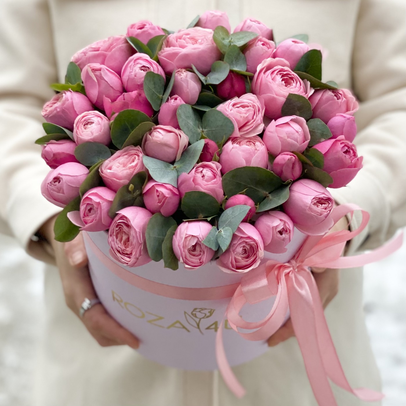 Кустовые пионовидные розы Сильва пинк с эвкалиптом в коробке